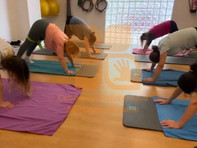 Clase pilates terapéutico por fisioterapeutas Personas realizando pilates terapéutico en el gimnasio de Fisioterapia Mercedes Molano de Cáceres
