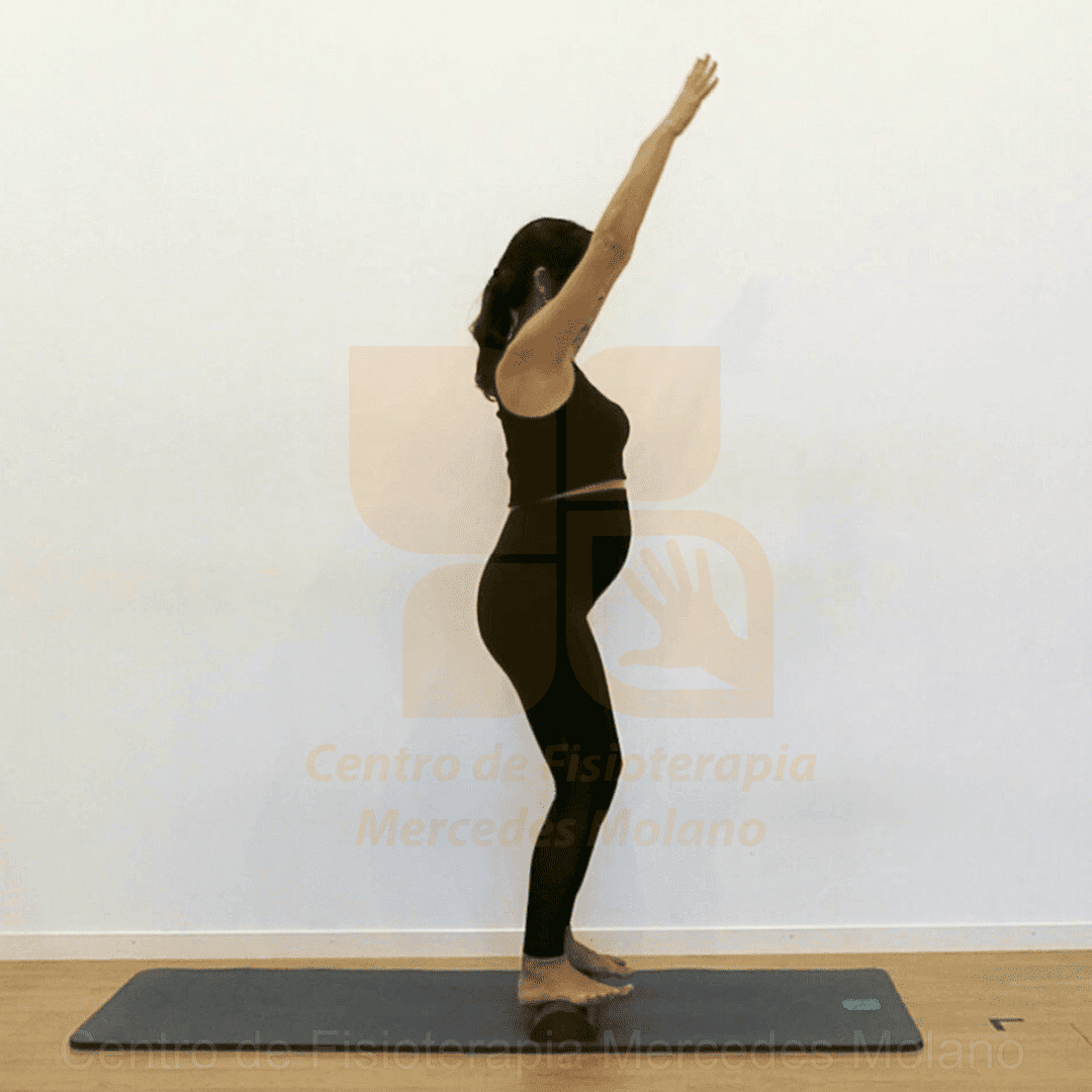 Mujer embarazada realizando ejercicio de pilates y preparación al parto en Cáceres (Extremadura). Fisioterapia para embarazadas